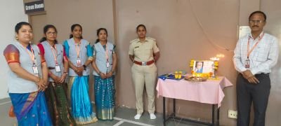 मराठी ही केवळ भाषा नाही, तर महाराष्ट्राची संस्कृती!’
नव कृष्णा व्हॅली स्कूलमध्ये 27 फेब्रुवारी 2026 ‘मराठी भाषा गौरव दिन’ उत्साहात साजरा
‘लाभले आम्हास भाग्य बोलतो मराठी...’ या उक्तीप्रमाणे कुसुमाग्रज तथा वि. वा. शिरवाडकर यांचा जन्मदिवस आणि ‘मराठी भाषा गौरव दिन’ नव कृष्णा व्हॅली स्कूल (मराठी माध्यम) येथे मोठ्या उत्साहात व सांस्कृतिक वातावरणात साजरा करण्यात आला. मराठी भाषेचा समृद्ध वारसा पुढच्या पिढीपर्यंत पोहोचवण्याच्या उद्देशाने आयोजित या कार्यक्रमात विद्यार्थी, शिक्षक आणि पालकांचा उस्फूर्त सहभाग पाहायला मिळाला.
कार्यक्रमाची सुरुवात वि. वा. शिरवाडकर यांच्या प्रतिमेचे पूजन व दीपप्रज्वलनाने झाली. यावेळी प्रशालेचे मुख्याध्यापक श्री. अधिकराव पवार सर आणि प्रमुख पाहुण्या म्हणून उपस्थित असलेल्या सामाजिक वनीकरण विभागाच्या वनरक्षक श्रीमती रेणुका पाटील उपस्थित होत्या. मराठी विभागाच्या ज्येष्ठ शिक्षिका सौ. सुनीता पाटील यांच्या हस्ते पालकांचे गुलाबपुष्प देऊन स्वागत करण्यात आले. यावेळी श्रीमती रेणुका पाटील यांनी शाळेच्या उपक्रमांचे कौतुक करत स्वतः शिवरायांच्या कार्यावर आधारित एक गीत सादर करून कार्यक्रमात चैतन्य भरले.
सांस्कृतिक आविष्काराने नटले व्यासपीठ मराठी भाषेची विविधता दर्शवण्यासाठी इयत्ता नर्सरी ते नववीच्या विद्यार्थ्यांनी लोककलेचे सादरीकरण केले. यात प्रामुख्याने:
 * लोकगीते व पाळणा, 
 * भारुड व पोवाडा (वीररसाचा अनुभव)
 * अभंग, भजन व कीर्तन
 * जात्यावरच्या ओव्या आणि एकांकिका, नाट्यीकरण
या सादरीकरणातून महाराष्ट्राच्या मातीतील संस्कृतीचे दर्शन घडले. तसेच, सर्व विद्यार्थी आणि शिक्षकांसाठी हे एक ‘खुले व्यासपीठ’ ठरले, जिथे प्रत्येकाला आपली कला सादर करण्याची संधी मिळाली.
*या कार्यक्रमात विद्यार्थ्यांच्या सादरीकरणाने सर्वांचे मन जिंकले.
विशेषतः विद्यार्थ्यांनी सादर केलेली खालील सादरीकरणे प्रेक्षकांचे लक्ष वेधून घेणारी ठरली:
   गवळण: दहीहंडीच्या गोड आठवणी जागवणारी आणि पारंपरिक वेशभूषेत केलेली सुंदर गवळण.*
 ???? विठू माऊली तू...
गीत - 