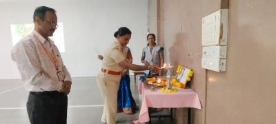 मराठी ही केवळ भाषा नाही, तर महाराष्ट्राची संस्कृती!’
नव कृष्णा व्हॅली स्कूलमध्ये 27 फेब्रुवारी 2026 ‘मराठी भाषा गौरव दिन’ उत्साहात साजरा
‘लाभले आम्हास भाग्य बोलतो मराठी...’ या उक्तीप्रमाणे कुसुमाग्रज तथा वि. वा. शिरवाडकर यांचा जन्मदिवस आणि ‘मराठी भाषा गौरव दिन’ नव कृष्णा व्हॅली स्कूल (मराठी माध्यम) येथे मोठ्या उत्साहात व सांस्कृतिक वातावरणात साजरा करण्यात आला. मराठी भाषेचा समृद्ध वारसा पुढच्या पिढीपर्यंत पोहोचवण्याच्या उद्देशाने आयोजित या कार्यक्रमात विद्यार्थी, शिक्षक आणि पालकांचा उस्फूर्त सहभाग पाहायला मिळाला.
कार्यक्रमाची सुरुवात वि. वा. शिरवाडकर यांच्या प्रतिमेचे पूजन व दीपप्रज्वलनाने झाली. यावेळी प्रशालेचे मुख्याध्यापक श्री. अधिकराव पवार सर आणि प्रमुख पाहुण्या म्हणून उपस्थित असलेल्या सामाजिक वनीकरण विभागाच्या वनरक्षक श्रीमती रेणुका पाटील उपस्थित होत्या. मराठी विभागाच्या ज्येष्ठ शिक्षिका सौ. सुनीता पाटील यांच्या हस्ते पालकांचे गुलाबपुष्प देऊन स्वागत करण्यात आले. यावेळी श्रीमती रेणुका पाटील यांनी शाळेच्या उपक्रमांचे कौतुक करत स्वतः शिवरायांच्या कार्यावर आधारित एक गीत सादर करून कार्यक्रमात चैतन्य भरले.
सांस्कृतिक आविष्काराने नटले व्यासपीठ मराठी भाषेची विविधता दर्शवण्यासाठी इयत्ता नर्सरी ते नववीच्या विद्यार्थ्यांनी लोककलेचे सादरीकरण केले. यात प्रामुख्याने:
 * लोकगीते व पाळणा, 
 * भारुड व पोवाडा (वीररसाचा अनुभव)
 * अभंग, भजन व कीर्तन
 * जात्यावरच्या ओव्या आणि एकांकिका, नाट्यीकरण
या सादरीकरणातून महाराष्ट्राच्या मातीतील संस्कृतीचे दर्शन घडले. तसेच, सर्व विद्यार्थी आणि शिक्षकांसाठी हे एक ‘खुले व्यासपीठ’ ठरले, जिथे प्रत्येकाला आपली कला सादर करण्याची संधी मिळाली.
*या कार्यक्रमात विद्यार्थ्यांच्या सादरीकरणाने सर्वांचे मन जिंकले.
विशेषतः विद्यार्थ्यांनी सादर केलेली खालील सादरीकरणे प्रेक्षकांचे लक्ष वेधून घेणारी ठरली:
   गवळण: दहीहंडीच्या गोड आठवणी जागवणारी आणि पारंपरिक वेशभूषेत केलेली सुंदर गवळण.*
 ???? विठू माऊली तू...
गीत - 