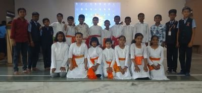 मराठी ही केवळ भाषा नाही, तर महाराष्ट्राची संस्कृती!’
नव कृष्णा व्हॅली स्कूलमध्ये 27 फेब्रुवारी 2026 ‘मराठी भाषा गौरव दिन’ उत्साहात साजरा
‘लाभले आम्हास भाग्य बोलतो मराठी...’ या उक्तीप्रमाणे कुसुमाग्रज तथा वि. वा. शिरवाडकर यांचा जन्मदिवस आणि ‘मराठी भाषा गौरव दिन’ नव कृष्णा व्हॅली स्कूल (मराठी माध्यम) येथे मोठ्या उत्साहात व सांस्कृतिक वातावरणात साजरा करण्यात आला. मराठी भाषेचा समृद्ध वारसा पुढच्या पिढीपर्यंत पोहोचवण्याच्या उद्देशाने आयोजित या कार्यक्रमात विद्यार्थी, शिक्षक आणि पालकांचा उस्फूर्त सहभाग पाहायला मिळाला.
कार्यक्रमाची सुरुवात वि. वा. शिरवाडकर यांच्या प्रतिमेचे पूजन व दीपप्रज्वलनाने झाली. यावेळी प्रशालेचे मुख्याध्यापक श्री. अधिकराव पवार सर आणि प्रमुख पाहुण्या म्हणून उपस्थित असलेल्या सामाजिक वनीकरण विभागाच्या वनरक्षक श्रीमती रेणुका पाटील उपस्थित होत्या. मराठी विभागाच्या ज्येष्ठ शिक्षिका सौ. सुनीता पाटील यांच्या हस्ते पालकांचे गुलाबपुष्प देऊन स्वागत करण्यात आले. यावेळी श्रीमती रेणुका पाटील यांनी शाळेच्या उपक्रमांचे कौतुक करत स्वतः शिवरायांच्या कार्यावर आधारित एक गीत सादर करून कार्यक्रमात चैतन्य भरले.
सांस्कृतिक आविष्काराने नटले व्यासपीठ मराठी भाषेची विविधता दर्शवण्यासाठी इयत्ता नर्सरी ते नववीच्या विद्यार्थ्यांनी लोककलेचे सादरीकरण केले. यात प्रामुख्याने:
 * लोकगीते व पाळणा, 
 * भारुड व पोवाडा (वीररसाचा अनुभव)
 * अभंग, भजन व कीर्तन
 * जात्यावरच्या ओव्या आणि एकांकिका, नाट्यीकरण
या सादरीकरणातून महाराष्ट्राच्या मातीतील संस्कृतीचे दर्शन घडले. तसेच, सर्व विद्यार्थी आणि शिक्षकांसाठी हे एक ‘खुले व्यासपीठ’ ठरले, जिथे प्रत्येकाला आपली कला सादर करण्याची संधी मिळाली.
*या कार्यक्रमात विद्यार्थ्यांच्या सादरीकरणाने सर्वांचे मन जिंकले.
विशेषतः विद्यार्थ्यांनी सादर केलेली खालील सादरीकरणे प्रेक्षकांचे लक्ष वेधून घेणारी ठरली:
   गवळण: दहीहंडीच्या गोड आठवणी जागवणारी आणि पारंपरिक वेशभूषेत केलेली सुंदर गवळण.*
 ???? विठू माऊली तू...
गीत - 