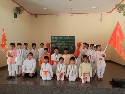 आज मराठी भाषा गौरव दिनानिमित्त विजयनगर सेमी माध्यम शाळेत विविध कार्यक्रम आयोजित केले होते. सुरुवातीला  प्रसिद्ध कवी कुसुमाग्रज (विष्णू वामन शिरवाडकर) यांच्या प्रतिमेस पुष्पहार अर्पण केले.
1) सर्व विद्यार्थी यांचे भाषण 
2) वर्गानुसार कविता गायन 
3)  समूहगीत मराठी भाषा 
4)  वेशभूषा स्पर्धा बालवाडी 
5) विद्यार्थी डान्स 
6)  मराठमोळे जेवण -
7)  विज्ञान प्रदर्शन भेट म्हैसाळ 
        सर्व विद्यार्थी व शिक्षक यांच्या साठी मराठी मोळे जेवणाचा आस्वाद घेण्यात आला. एकूण वेगवेगळे 22 अन्नपदार्थ प्रत्येकाच्या ताटामध्ये होते. अशा पद्धतीने आजचा मराठी भाषा गौरव दिन उत्साहात साजरा करण्यात आला. यासाठी सर्व पालक, विद्यार्थी व शिक्षक यांचे सहकार्य लाभले.