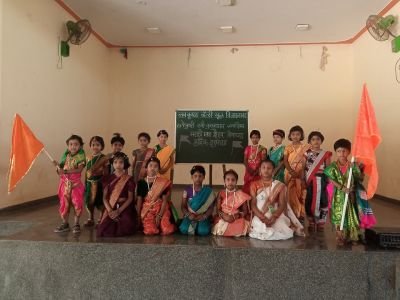 आज मराठी भाषा गौरव दिनानिमित्त विजयनगर सेमी माध्यम शाळेत विविध कार्यक्रम आयोजित केले होते. सुरुवातीला  प्रसिद्ध कवी कुसुमाग्रज (विष्णू वामन शिरवाडकर) यांच्या प्रतिमेस पुष्पहार अर्पण केले.
1) सर्व विद्यार्थी यांचे भाषण 
2) वर्गानुसार कविता गायन 
3)  समूहगीत मराठी भाषा 
4)  वेशभूषा स्पर्धा बालवाडी 
5) विद्यार्थी डान्स 
6)  मराठमोळे जेवण -
7)  विज्ञान प्रदर्शन भेट म्हैसाळ 
        सर्व विद्यार्थी व शिक्षक यांच्या साठी मराठी मोळे जेवणाचा आस्वाद घेण्यात आला. एकूण वेगवेगळे 22 अन्नपदार्थ प्रत्येकाच्या ताटामध्ये होते. अशा पद्धतीने आजचा मराठी भाषा गौरव दिन उत्साहात साजरा करण्यात आला. यासाठी सर्व पालक, विद्यार्थी व शिक्षक यांचे सहकार्य लाभले.