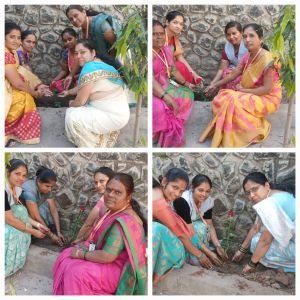 नव कृष्णा व्हॅली स्कूल मराठी माध्यम मध्ये जागतिक महिला दिन उत्साहात साजरा. 
आठ मार्च जागतिक महिला दिनानिमित्त आज नव कृष्णा व्हॅली स्कूल मराठी माध्यम मध्ये जागतिक महिला दिन साजरा करण्यात आला. कार्यक्रमाचे सूत्रसंचालन शाळेतील शिक्षक श्री. सरगर सर यांनी केले आणि आपल्या मनोगतांमध्ये एक स्त्री आई, बहीण ,मुलगी ,पत्नी या सर्व जबाबदाऱ्या सक्षमपणे पार पाडत असताना अनेक संकटांना तिला सामोरे जावे लागते याची जाणीव सर्व व्यक्तींनी ठेवलीच पाहिजे ,स्त्रीचा आदर केलाच पाहिजे असे आपले त्यांनी मनोगत मांडले. शाळेचे मुख्याध्यापक श्री .अधिकराव पवार सर यांनी जागतिक महिला दिनाची पार्श्वभूमी विद्यार्थ्यांना सांगत असताना ते म्हणाले 20 व्या शतकाच्या सुरुवातीला कामगार चळवळीत १९०८ मध्ये न्यूयॉर्कमधील महिलांनी कामाचे तास कमी करणे आणि मतदानाचा अधिकार या मागणीसाठी केलेल्या ऐतिहासिक आंदोलनानंतर, क्लारा झेटकिन यांच्या पुढाकाराने १९१० मध्ये आंतरराष्ट्रीय स्तरावर हा दिवस साजरा करण्याचा ठराव संमत झाला अशी माहिती विद्यार्थ्यांना सांगितली हे सांगत असताना त्यांनी  देशभरातील सुनिता विल्यम , महाराणी ताराबाई अशा अनेक महिलांविषयी ची विस्तृत माहिती  सांगितली त्यांनी आपल्या मार्गदर्शनामध्ये जगातील यशस्वी महिला उदाहरणार्थ अरुनिमा यांच्या यशस्वी कार्याविषयी प्रेरणादायी कथा सांगून त्यांच्या कार्याचा आदर्श सर्वांसमोर मांडला . शाळेतील शिक्षिका सौ. ढेरे मॅडम यांनीही आपले मनोगत व्यक्त केले. सर्व महिला शिक्षकांच्या हस्ते शाळेच्या प्रांगणामध्ये वृक्षारोपण करण्यात आले व प्रत्येक महिला शिक्षकांना विद्यार्थ्यांच्याकडून भेटवस्तू देऊन  त्यांचा सत्कार करण्यात आला अशा पद्धतीने कार्यक्रम उत्साहात संपन्न झाला.