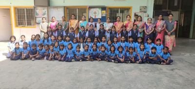 नव कृष्णा व्हॅली स्कूल मराठी माध्यम मध्ये जागतिक महिला दिन उत्साहात साजरा. 
आठ मार्च जागतिक महिला दिनानिमित्त आज नव कृष्णा व्हॅली स्कूल मराठी माध्यम मध्ये जागतिक महिला दिन साजरा करण्यात आला. कार्यक्रमाचे सूत्रसंचालन शाळेतील शिक्षक श्री. सरगर सर यांनी केले आणि आपल्या मनोगतांमध्ये एक स्त्री आई, बहीण ,मुलगी ,पत्नी या सर्व जबाबदाऱ्या सक्षमपणे पार पाडत असताना अनेक संकटांना तिला सामोरे जावे लागते याची जाणीव सर्व व्यक्तींनी ठेवलीच पाहिजे ,स्त्रीचा आदर केलाच पाहिजे असे आपले त्यांनी मनोगत मांडले. शाळेचे मुख्याध्यापक श्री .अधिकराव पवार सर यांनी जागतिक महिला दिनाची पार्श्वभूमी विद्यार्थ्यांना सांगत असताना ते म्हणाले 20 व्या शतकाच्या सुरुवातीला कामगार चळवळीत १९०८ मध्ये न्यूयॉर्कमधील महिलांनी कामाचे तास कमी करणे आणि मतदानाचा अधिकार या मागणीसाठी केलेल्या ऐतिहासिक आंदोलनानंतर, क्लारा झेटकिन यांच्या पुढाकाराने १९१० मध्ये आंतरराष्ट्रीय स्तरावर हा दिवस साजरा करण्याचा ठराव संमत झाला अशी माहिती विद्यार्थ्यांना सांगितली हे सांगत असताना त्यांनी  देशभरातील सुनिता विल्यम , महाराणी ताराबाई अशा अनेक महिलांविषयी ची विस्तृत माहिती  सांगितली त्यांनी आपल्या मार्गदर्शनामध्ये जगातील यशस्वी महिला उदाहरणार्थ अरुनिमा यांच्या यशस्वी कार्याविषयी प्रेरणादायी कथा सांगून त्यांच्या कार्याचा आदर्श सर्वांसमोर मांडला . शाळेतील शिक्षिका सौ. ढेरे मॅडम यांनीही आपले मनोगत व्यक्त केले. सर्व महिला शिक्षकांच्या हस्ते शाळेच्या प्रांगणामध्ये वृक्षारोपण करण्यात आले व प्रत्येक महिला शिक्षकांना विद्यार्थ्यांच्याकडून भेटवस्तू देऊन  त्यांचा सत्कार करण्यात आला अशा पद्धतीने कार्यक्रम उत्साहात संपन्न झाला.