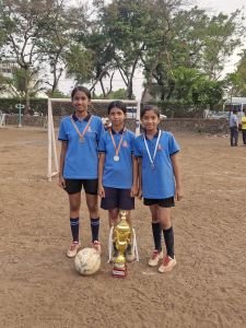 सीजन फुटबॉल क्लब आयोजित 17 वर्षा खालील मुलींच्या फुटबॉल स्पर्धा आज सांगली येथे पार पडल्या. या स्पर्धेत आपल्या नव कृष्णा व्हॅली ( इंग्रजी माध्यम ) चे 3 खेळाडू आदिती काळेल, रुचीका काळेल आणि आराध्या व्हनमाने यांनी आयोजक संघाचे प्रतिनिधित्व करत संघासाठी उत्कृष्ट कामगिरी केली व द्वितीय स्थान प्राप्त केले. 