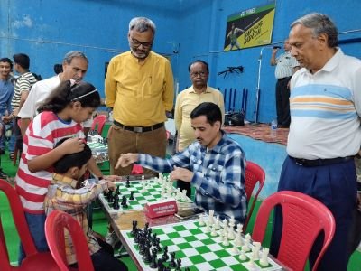 सुरज  फिडे  रॅपिड रेटिंग ओपन चेस टूर्नामेंटचे उद्घाटन सांगली जिल्हा पोलीस कार्यालयाचे एस पी संदीप घुगे साहेब यांच्या हस्ते झाले याप्रसंगी प्रवीणजी  लुंकड अध्यक्ष सुरज फाउंडेशन व प्रमोद चौगुले आर्किटेक इंजिनियर सांगली तसेच कुपवाड पोलीस कार्यालयाचे प्रमुख आनंदराव घाटगे साहेब आदी मान्यवर उपस्थित होते