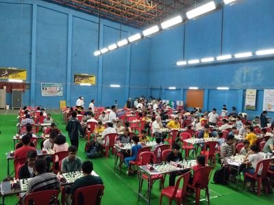 सुरज  फिडे  रॅपिड रेटिंग ओपन चेस टूर्नामेंटचे उद्घाटन सांगली जिल्हा पोलीस कार्यालयाचे एस पी संदीप घुगे साहेब यांच्या हस्ते झाले याप्रसंगी प्रवीणजी  लुंकड अध्यक्ष सुरज फाउंडेशन व प्रमोद चौगुले आर्किटेक इंजिनियर सांगली तसेच कुपवाड पोलीस कार्यालयाचे प्रमुख आनंदराव घाटगे साहेब आदी मान्यवर उपस्थित होते