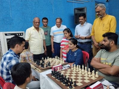 सुरज  फिडे  रॅपिड रेटिंग ओपन चेस टूर्नामेंटचे उद्घाटन सांगली जिल्हा पोलीस कार्यालयाचे एस पी संदीप घुगे साहेब यांच्या हस्ते झाले याप्रसंगी प्रवीणजी  लुंकड अध्यक्ष सुरज फाउंडेशन व प्रमोद चौगुले आर्किटेक इंजिनियर सांगली तसेच कुपवाड पोलीस कार्यालयाचे प्रमुख आनंदराव घाटगे साहेब आदी मान्यवर उपस्थित होते