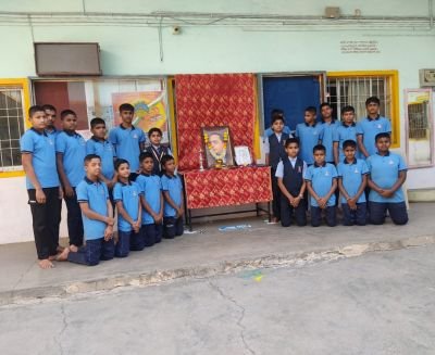 नव कृष्णा व्हॅली स्कूलमध्ये महामानव भारतरत्न डॉ.बाबासाहेब आंबेडकर जयंती उत्साहात साजरी.
आज दि.14 एप्रिल 2026 रोजी नव कृष्णा व्हॅली स्कूल येथे महामानव डॉ.बाबासाहेब आंबेडकर यांची 135 वी  जयंती उत्साहात साजरी करण्यात आली.विद्यार्थ्यांच्या हस्ते
डॉ.बाबासाहेब आंबेडकर यांच्या प्रतिमेचे पूजन करण्यात आले. प्रशालेतील इयत्ता पाचवीतील विद्यार्थी तथास्तु गौंडजे यांने डॉ. बाबासाहेब आंबेडकर यांच्या वाचनाबद्दलची प्रचंड आवड काही प्रसंगातून सांगितली . तसेच शाळेतील अभ्यास विभागाच्या शिक्षिका सौ.जाधव मॅडम व सहाय्यक शिक्षिका सौ.ढेरे मॅडम व गुरुकुल विभागातील रेक्टर श्री .चौगुले सर यांनीही यावेळी आपले मनोगत व्यक्त केले आपल्या मनोगतातून त्यांनी सांगितले की संविधानासारखा कायदा त्यांनी भारताला देऊन भारतातील सर्व जनतेला स्वाभिमानाने जगण्याची प्रेरणा निर्माण करून दिलेली आहे. प्रशालेचे मुख्याध्यापक श्री. अधिकराव पवार सर यांनीही आपल्या मनोगतातून विद्यार्थ्यांना मार्गदर्शन केले .आपल्या मार्गदर्शनामध्ये ते म्हणाले की डॉक्टर बाबासाहेब आंबेडकर यांना वाचनाची प्रचंड आवड होती, आणि ही आवड त्यांनी फक्त आपला छंद म्हणून न जोपासता स्वतःच्या घरामध्ये(राजगृह मध्ये) इतरांना सुद्धा वाचनाची सोय उपलब्ध करून दिलेली होती. वाचनाने माणूस प्रगल्भ बनतो त्याच्या विचाराच्या क्षमता वृंदावतात व त्यामुळे त्याचा विकास होण्यास मदत होते यासाठी डॉक्टर बाबासाहेब आंबेडकर यांनी सर्व समाजाला प्रथम शिक्षण घ्या असे सांगितले कारण शिक्षणाने माणसाची बुद्धिमत्ता वाढते चांगल्या वाईट गोष्टींची त्याला जाणीव होते, त्याच्यानंतर लोकांना एकत्रित करण्यासाठी जी वक्तृत्व शैली लागते तीही निर्माण होते , वक्तृत्व कौशल्यामुळे नेतृत्व करण्याची क्षमता ही आत्मसात होते, म्हणजेच वाचनाने वक्तृत्व सुधारते, आणि वक्तृत्वामुळे नेतृत्व गुण विकसित होतो. जो समाज प्रबोधनाचे कार्य करण्यासाठी अतिशय महत्त्वाचा असतो. वाचनामुळे व्यक्ती आपले अस्तित्व ही निर्माण करू शकतो.
शेवटी माध्यमिक विभागाच्या सांस्कृतिक विभाग प्रमुख सौ.म्हेत्रे मॅडम यांनी आभार व्यक्त केले. कार्यक्रमाचे सूत्रसंचालन प्राथमिक सांस्कृतिक विभाग प्रमुख सौ. सलमा मुजावर मॅडम यांनी केले. या कार्यक्रमासाठी सर्व शिक्षक ,शिक्षकेतर कर्मचारी, व विद्यार्थी उपस्थित होते.
या कार्यक्रमासाठी प्रशालेचे मुख्याध्यापक श्री. अधिकराव पवार सर यांचे मार्गदर्शन लाभले.