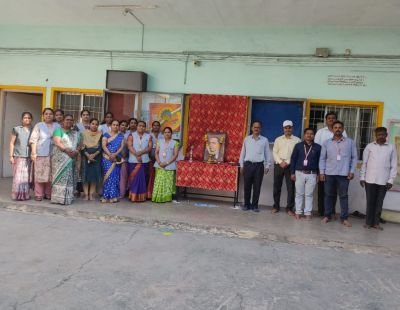 नव कृष्णा व्हॅली स्कूलमध्ये महामानव भारतरत्न डॉ.बाबासाहेब आंबेडकर जयंती उत्साहात साजरी.
आज दि.14 एप्रिल 2026 रोजी नव कृष्णा व्हॅली स्कूल येथे महामानव डॉ.बाबासाहेब आंबेडकर यांची 135 वी  जयंती उत्साहात साजरी करण्यात आली.विद्यार्थ्यांच्या हस्ते
डॉ.बाबासाहेब आंबेडकर यांच्या प्रतिमेचे पूजन करण्यात आले. प्रशालेतील इयत्ता पाचवीतील विद्यार्थी तथास्तु गौंडजे यांने डॉ. बाबासाहेब आंबेडकर यांच्या वाचनाबद्दलची प्रचंड आवड काही प्रसंगातून सांगितली . तसेच शाळेतील अभ्यास विभागाच्या शिक्षिका सौ.जाधव मॅडम व सहाय्यक शिक्षिका सौ.ढेरे मॅडम व गुरुकुल विभागातील रेक्टर श्री .चौगुले सर यांनीही यावेळी आपले मनोगत व्यक्त केले आपल्या मनोगतातून त्यांनी सांगितले की संविधानासारखा कायदा त्यांनी भारताला देऊन भारतातील सर्व जनतेला स्वाभिमानाने जगण्याची प्रेरणा निर्माण करून दिलेली आहे. प्रशालेचे मुख्याध्यापक श्री. अधिकराव पवार सर यांनीही आपल्या मनोगतातून विद्यार्थ्यांना मार्गदर्शन केले .आपल्या मार्गदर्शनामध्ये ते म्हणाले की डॉक्टर बाबासाहेब आंबेडकर यांना वाचनाची प्रचंड आवड होती, आणि ही आवड त्यांनी फक्त आपला छंद म्हणून न जोपासता स्वतःच्या घरामध्ये(राजगृह मध्ये) इतरांना सुद्धा वाचनाची सोय उपलब्ध करून दिलेली होती. वाचनाने माणूस प्रगल्भ बनतो त्याच्या विचाराच्या क्षमता वृंदावतात व त्यामुळे त्याचा विकास होण्यास मदत होते यासाठी डॉक्टर बाबासाहेब आंबेडकर यांनी सर्व समाजाला प्रथम शिक्षण घ्या असे सांगितले कारण शिक्षणाने माणसाची बुद्धिमत्ता वाढते चांगल्या वाईट गोष्टींची त्याला जाणीव होते, त्याच्यानंतर लोकांना एकत्रित करण्यासाठी जी वक्तृत्व शैली लागते तीही निर्माण होते , वक्तृत्व कौशल्यामुळे नेतृत्व करण्याची क्षमता ही आत्मसात होते, म्हणजेच वाचनाने वक्तृत्व सुधारते, आणि वक्तृत्वामुळे नेतृत्व गुण विकसित होतो. जो समाज प्रबोधनाचे कार्य करण्यासाठी अतिशय महत्त्वाचा असतो. वाचनामुळे व्यक्ती आपले अस्तित्व ही निर्माण करू शकतो.
शेवटी माध्यमिक विभागाच्या सांस्कृतिक विभाग प्रमुख सौ.म्हेत्रे मॅडम यांनी आभार व्यक्त केले. कार्यक्रमाचे सूत्रसंचालन प्राथमिक सांस्कृतिक विभाग प्रमुख सौ. सलमा मुजावर मॅडम यांनी केले. या कार्यक्रमासाठी सर्व शिक्षक ,शिक्षकेतर कर्मचारी, व विद्यार्थी उपस्थित होते.
या कार्यक्रमासाठी प्रशालेचे मुख्याध्यापक श्री. अधिकराव पवार सर यांचे मार्गदर्शन लाभले.