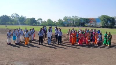 महाराष्ट्र दिन व कामगार दिन उत्साहात साजरा
मिरज : सुरज फाउंडेशन ग्रुप ऑफ नव कृष्णा व्हॅली स्कूल अँड ज्युनिअर कॉलेज यांच्या वतीने महाराष्ट्र दिन व कामगार दिन उत्साहपूर्ण वातावरणात साजरा करण्यात आला. यावेळी ध्वजारोहण समारंभ सुरज फाउंडेशनच्या डायरेक्टर सौ. संगीता पागनीस यांच्या हस्ते पार पडला.
कार्यक्रमास सर्व विभाग प्रमुख, शिक्षक व शिक्षकेतर कर्मचारी मोठ्या संख्येने उपस्थित होते. यावेळी महाराष्ट्राच्या प्रगतीत योगदान देणाऱ्या कामगारांच्या कार्याचा गौरव करण्यात आला तसेच विद्यार्थ्यांमध्ये देशभक्तीची भावना जागृत करण्याचा संदेश देण्यात आला.
कार्यक्रमाचे आयोजन शिस्तबद्ध व प्रेरणादायी पद्धतीने पार पडले.
