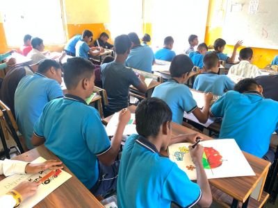 नव कृष्णा व्हॅली स्कूल मराठी माध्यम मध्ये दिनांक 19 जून 2026 रोजी मुख्याध्यापक श्री. अधिकराव पवार यांच्या मार्गदर्शनाने अमली पदार्थ विरोधी जनजागृती अभियान 2026 अंतर्गत घोषवाक्य स्पर्धा व पोस्टर स्पर्धा घेण्यात आल्या. वाढत्या अमली पदार्थाच्या विळख्यातून युवा पिढीला वाचवण्यासाठी आणि समाजात जनजागृती निर्माण करण्यासाठी दिनांक 19 जून रोजी इयत्ता आठवी ते दहावीपर्यच्या विद्यार्थ्यांनी यात सहभाग घेतला. आपल्या रंग आणि कलेच्या सहाय्याने व्यसनाधीनच्या दुष्परिणामांना वाहत जाणाऱ्या तरुण पिढीला विचार करायला लावणारी सुंदर चित्रे रेखाटली