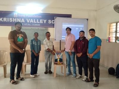 बुद्धिबळ प्रशिक्षण शिबिरास नव कृष्णा व्हॅली स्कूलच्या ५२ विद्यार्थ्यांचा उत्स्फूर्त सहभाग
सुरज फाउंडेशनच्या सहकार्याने व नूतन बुद्धिबळ मंडळ, सांगली यांच्या वतीने बुद्धिबळ भीष्माचार्य आदरणीय भाऊसाहेब पडसळगीकर यांच्या १०७ व्या जयंतीनिमित्त आयोजित बेसिक शास्त्रशुद्ध बुद्धिबळ प्रशिक्षण वर्गास नव कृष्णा व्हॅली स्कूल (मराठी व इंग्रजी माध्यम) येथील एकूण ५२ विद्यार्थ्यांनी उत्साहाने सहभाग नोंदविला असून विद्यार्थी बुद्धिबळ खेळाचा मनापासून आनंद घेत आहेत.
या प्रशिक्षण वर्गाच्या प्रारंभी बुद्धिबळ भीष्माचार्य भाऊसाहेब पडसळगीकर यांच्या प्रतिमेचे पूजन प्रशांत चव्हाण (उपप्राचार्य, नव कृष्णा व्हॅली स्कूल – इंग्रजी माध्यम) व विनायक जोशी (स्पोर्ट्स इन्चार्ज) यांच्या हस्ते करण्यात आले.
यावेळी सुशांत सूर्यवंशी सर, यश माळी सर, सौंदर्या पाटील मॅडम तसेच पौर्णिमा व सन्मित्र पाटील हे प्रशिक्षक म्हणून उपस्थित होते. प्रशिक्षणाद्वारे विद्यार्थ्यांमध्ये एकाग्रता, स्मरणशक्ती, निर्णयक्षमता व तर्कशक्ती विकसित होण्यास मोठी मदत होत असून विद्यार्थ्यांचा उत्साह विशेष उल्लेखनीय आहे.