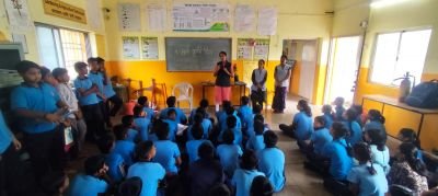 १ जुलै महाराष्ट्र कृषी दिन ????

 आज १ जुलै महाराष्ट्र कृषी दिन नव कृष्णा व्हॅली मराठी माध्यम येथे खूप उत्साहात व आनंदात साजरा करण्यात आला.  यावेळी शाळेचे मुख्याध्यापक मा. श्री. पवार सर, सौ. सुनिता भोसले मॅडम, सौ सुनीता पाटील ,श्री. सरगर सर, या कार्यक्रमासाठी विशेष उपस्थिती असलेले  मा. श्री. मोमीन सर, मल्टी स्किल चे निदेशक उपस्थित होते. १ जुलै हा कृषी दिन म्हणून का साजरा केला जातो, जगाचा पोशिंदा असलेला शेतकरी व शेतमजूर यांचा सन्मान करण्याचा आजचा हा दिवस. तसेच आपले माजी मुख्यमंत्री वसंतराव नाईक यांनी कोणकोणत्या क्रांती घडविल्या याविषयीची माहिती विद्यार्थ्यांना देण्यात आली. 
 श्री. मोमीन सर यांनी विद्यार्थ्यांना कृषी दिनाचे महत्त्व सांगितले . एखादे रोप जेव्हा आपण कुंडीमध्ये किंवा जमिनीमध्ये लावतो तेव्हा आपण कोण कोणती काळजी घेतली पाहिजे, हे खूप सोप्या भाषेमध्ये विद्यार्थ्यांना सांगितले. 
 मा. मुख्याध्यापक व प्रमुख मान्यवर यांच्या हस्ते कुंडीमध्ये गुलाबाचे रोप लावण्यात आले. मान्यवरांनी विद्यार्थ्यांना तसेच या कोर्सला पुढील वाटचालीसाठी खूप खूप शुभेच्छा दिल्या.
 आजच्या दिनाचे औचित्य साधून  सन 2025-26 मधील इयत्ता 9 वी च्या विद्यार्थ्यांचा प्रमाणपत्र वाटप सोहळा करण्यात आला.मा. मुख्याध्यापक श्री.पवार सर व सहाय्यक शिक्षक यांच्या हस्ते विद्यार्थ्यांना प्रमाणपत्र वाटप करण्यात आले.
 अशाप्रकारे आजचा कृषी दिन खूप उत्साहात व आनंदात साजरा करण्यात आला.