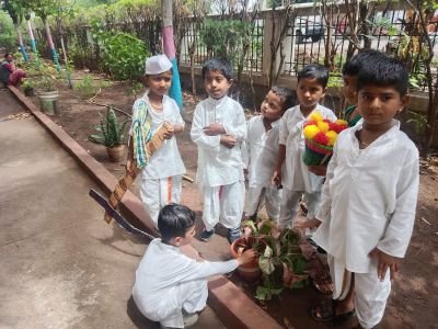 नव कृष्णा व्हॅली अभ्यास मराठी माध्यम मध्ये कृषी डे व डॉक्टर्स डे  हे दोन्ही डे एकत्र साजरा करण्यात आले.
मुलांना शेतकरी व डॉक्टर काय काम करतात ते माहित होण्यासाठी काही मुलांना शेतकऱ्याच्या वेशभूषेत व काही मुलांना डॉक्टरच्या वेशभूषेत येण्यास सांगितले .मुले अत्यंत उत्साहात शेतकऱ्याच्या व डॉक्टरच्या वेशभूषेत आली  होती.
मुलांना शेतकऱ्याच्या कामाबद्दल व डॉक्टरच्या कामाबद्दल माहिती देण्यात आली.
महाराष्ट्रात एक जुलै हा दिवस दरवर्षी कृषी दिन म्हणून साजरा केला जातो.
शेतकरी शेतात धान्य पेरतात व त्यानंतर धान्य कडधान्य इत्यादी आपल्याला मिळतात. त्यापासून आपण चपाती भाकरी व विविध प्रकारच्या उसळ बनवतो. हे सांगण्यात आले. तसेच शेतकऱ्याला जगाचा पोशिंदा असे म्हटले जाते
भारतात दरवर्षी एक जुलै रोजी डॉक्टर्स डे साजरा केला जातो
आपण आजारी पडल्यानंतर आपण आजारी पडल्यानंतर डॉक्टरांकडे जातो त्यावेळी डॉक्टर आपल्याला तपासून विविध प्रकारची औषधे देतात त्यामुळे आपण लवकर बरे होतो व पुन्हा खेळण्यास तयार होतो त्यामुळेच डॉक्टरांना जीवनदाता असे म्हटले जाते.
आपल्या चिमुकल्याच्या उज्वल आणि निरोगी भविष्यासाठी    शेतकरी आणि डॉक्टर दोन्ही ही महत्त्वाचे आहेत.
शाळेचे मुख्याध्यापक श्री अधिकराव पवार ,सौ प्रतिभा राजपूत ,सौ प्रियांका बंडगर, सौ अश्विनी माने यांच्या मार्गदर्शनाखाली  साजरा करण्यात आला.