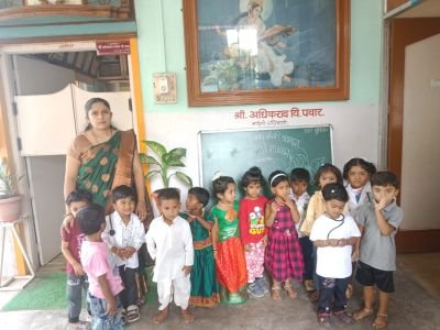 नव कृष्णा व्हॅली अभ्यास मराठी माध्यम मध्ये कृषी डे व डॉक्टर्स डे  हे दोन्ही डे एकत्र साजरा करण्यात आले.
मुलांना शेतकरी व डॉक्टर काय काम करतात ते माहित होण्यासाठी काही मुलांना शेतकऱ्याच्या वेशभूषेत व काही मुलांना डॉक्टरच्या वेशभूषेत येण्यास सांगितले .मुले अत्यंत उत्साहात शेतकऱ्याच्या व डॉक्टरच्या वेशभूषेत आली  होती.
मुलांना शेतकऱ्याच्या कामाबद्दल व डॉक्टरच्या कामाबद्दल माहिती देण्यात आली.
महाराष्ट्रात एक जुलै हा दिवस दरवर्षी कृषी दिन म्हणून साजरा केला जातो.
शेतकरी शेतात धान्य पेरतात व त्यानंतर धान्य कडधान्य इत्यादी आपल्याला मिळतात. त्यापासून आपण चपाती भाकरी व विविध प्रकारच्या उसळ बनवतो. हे सांगण्यात आले. तसेच शेतकऱ्याला जगाचा पोशिंदा असे म्हटले जाते
भारतात दरवर्षी एक जुलै रोजी डॉक्टर्स डे साजरा केला जातो
आपण आजारी पडल्यानंतर आपण आजारी पडल्यानंतर डॉक्टरांकडे जातो त्यावेळी डॉक्टर आपल्याला तपासून विविध प्रकारची औषधे देतात त्यामुळे आपण लवकर बरे होतो व पुन्हा खेळण्यास तयार होतो त्यामुळेच डॉक्टरांना जीवनदाता असे म्हटले जाते.
आपल्या चिमुकल्याच्या उज्वल आणि निरोगी भविष्यासाठी    शेतकरी आणि डॉक्टर दोन्ही ही महत्त्वाचे आहेत.
शाळेचे मुख्याध्यापक श्री अधिकराव पवार ,सौ प्रतिभा राजपूत ,सौ प्रियांका बंडगर, सौ अश्विनी माने यांच्या मार्गदर्शनाखाली  साजरा करण्यात आला.