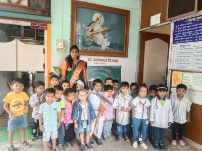 नव कृष्णा व्हॅली अभ्यास मराठी माध्यम मध्ये कृषी डे व डॉक्टर्स डे  हे दोन्ही डे एकत्र साजरा करण्यात आले.
मुलांना शेतकरी व डॉक्टर काय काम करतात ते माहित होण्यासाठी काही मुलांना शेतकऱ्याच्या वेशभूषेत व काही मुलांना डॉक्टरच्या वेशभूषेत येण्यास सांगितले .मुले अत्यंत उत्साहात शेतकऱ्याच्या व डॉक्टरच्या वेशभूषेत आली  होती.
मुलांना शेतकऱ्याच्या कामाबद्दल व डॉक्टरच्या कामाबद्दल माहिती देण्यात आली.
महाराष्ट्रात एक जुलै हा दिवस दरवर्षी कृषी दिन म्हणून साजरा केला जातो.
शेतकरी शेतात धान्य पेरतात व त्यानंतर धान्य कडधान्य इत्यादी आपल्याला मिळतात. त्यापासून आपण चपाती भाकरी व विविध प्रकारच्या उसळ बनवतो. हे सांगण्यात आले. तसेच शेतकऱ्याला जगाचा पोशिंदा असे म्हटले जाते
भारतात दरवर्षी एक जुलै रोजी डॉक्टर्स डे साजरा केला जातो
आपण आजारी पडल्यानंतर आपण आजारी पडल्यानंतर डॉक्टरांकडे जातो त्यावेळी डॉक्टर आपल्याला तपासून विविध प्रकारची औषधे देतात त्यामुळे आपण लवकर बरे होतो व पुन्हा खेळण्यास तयार होतो त्यामुळेच डॉक्टरांना जीवनदाता असे म्हटले जाते.
आपल्या चिमुकल्याच्या उज्वल आणि निरोगी भविष्यासाठी    शेतकरी आणि डॉक्टर दोन्ही ही महत्त्वाचे आहेत.
शाळेचे मुख्याध्यापक श्री अधिकराव पवार ,सौ प्रतिभा राजपूत ,सौ प्रियांका बंडगर, सौ अश्विनी माने यांच्या मार्गदर्शनाखाली  साजरा करण्यात आला.