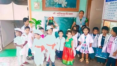नव कृष्णा व्हॅली अभ्यास मराठी माध्यम मध्ये कृषी डे व डॉक्टर्स डे  हे दोन्ही डे एकत्र साजरा करण्यात आले.
मुलांना शेतकरी व डॉक्टर काय काम करतात ते माहित होण्यासाठी काही मुलांना शेतकऱ्याच्या वेशभूषेत व काही मुलांना डॉक्टरच्या वेशभूषेत येण्यास सांगितले .मुले अत्यंत उत्साहात शेतकऱ्याच्या व डॉक्टरच्या वेशभूषेत आली  होती.
मुलांना शेतकऱ्याच्या कामाबद्दल व डॉक्टरच्या कामाबद्दल माहिती देण्यात आली.
महाराष्ट्रात एक जुलै हा दिवस दरवर्षी कृषी दिन म्हणून साजरा केला जातो.
शेतकरी शेतात धान्य पेरतात व त्यानंतर धान्य कडधान्य इत्यादी आपल्याला मिळतात. त्यापासून आपण चपाती भाकरी व विविध प्रकारच्या उसळ बनवतो. हे सांगण्यात आले. तसेच शेतकऱ्याला जगाचा पोशिंदा असे म्हटले जाते
भारतात दरवर्षी एक जुलै रोजी डॉक्टर्स डे साजरा केला जातो
आपण आजारी पडल्यानंतर आपण आजारी पडल्यानंतर डॉक्टरांकडे जातो त्यावेळी डॉक्टर आपल्याला तपासून विविध प्रकारची औषधे देतात त्यामुळे आपण लवकर बरे होतो व पुन्हा खेळण्यास तयार होतो त्यामुळेच डॉक्टरांना जीवनदाता असे म्हटले जाते.
आपल्या चिमुकल्याच्या उज्वल आणि निरोगी भविष्यासाठी    शेतकरी आणि डॉक्टर दोन्ही ही महत्त्वाचे आहेत.
शाळेचे मुख्याध्यापक श्री अधिकराव पवार ,सौ प्रतिभा राजपूत ,सौ प्रियांका बंडगर, सौ अश्विनी माने यांच्या मार्गदर्शनाखाली  साजरा करण्यात आला.