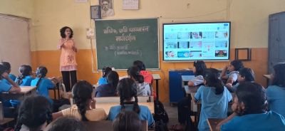 नव कृष्णा व्हॅली स्कूल (मराठी माध्यम)मध्ये ‘मासिक पाळी व्यवस्थापन’ मार्गदर्शन शिबिर संपन्न 

आज शुक्रवार दि.10 जुलै 2026 रोजी नव कृष्णा व्हॅली स्कूल (मराठी माध्यम) येथे इयत्ता पाचवी ते दहावीच्या विद्यार्थिनींसाठी ‘मासिक पाळी व्यवस्थापन’ या विषयावर विशेष मार्गदर्शन शिबिराचे आयोजन करण्यात आले होते.या प्रसंगी प्रमुख वक्त्या व सामाजिक कार्यकर्त्या गौरी कुलकर्णी मॅडम यांनी उपस्थित मुलींना मासिक पाळीविषयी सविस्तर माहिती दिली .या काळातील शारीरिक बदल, वैयक्तिक स्वच्छता, सॅनिटरी पॅड्सचा योग्य वापर आणि त्यांची विल्हेवाट यावर त्यांनी अत्यंत सोप्या भाषेत मार्गदर्शन केले. मासिक पाळीबाबत समाजात असणारे गैरसमज आणि भीती दूर करून मुलींनी आरोग्यदायी सवयी अंगीकाराव्यात, असे आवाहन त्यांनी केले . 
        मुख्याध्यापक श्री. अधिकाराव पवार सर यांच्या प्रेरणेने आयोजित या सत्रामुळे विद्यार्थिनींमधील संकोच दूर होऊन त्यांचा आत्मविश्वास वाढण्यास मोठी मदत झाली. या नाविन्यपूर्ण आणि आरोग्यविषयक उपक्रमाबद्दल शाळेतील विद्यार्थिनींना शास्त्रीय माहिती मिळण्यास मदत झाली.