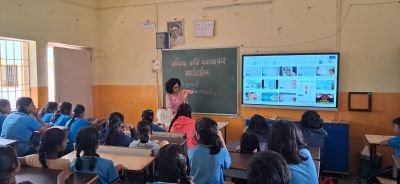 नव कृष्णा व्हॅली स्कूल (मराठी माध्यम)मध्ये ‘मासिक पाळी व्यवस्थापन’ मार्गदर्शन शिबिर संपन्न 

आज शुक्रवार दि.10 जुलै 2026 रोजी नव कृष्णा व्हॅली स्कूल (मराठी माध्यम) येथे इयत्ता पाचवी ते दहावीच्या विद्यार्थिनींसाठी ‘मासिक पाळी व्यवस्थापन’ या विषयावर विशेष मार्गदर्शन शिबिराचे आयोजन करण्यात आले होते.या प्रसंगी प्रमुख वक्त्या व सामाजिक कार्यकर्त्या गौरी कुलकर्णी मॅडम यांनी उपस्थित मुलींना मासिक पाळीविषयी सविस्तर माहिती दिली .या काळातील शारीरिक बदल, वैयक्तिक स्वच्छता, सॅनिटरी पॅड्सचा योग्य वापर आणि त्यांची विल्हेवाट यावर त्यांनी अत्यंत सोप्या भाषेत मार्गदर्शन केले. मासिक पाळीबाबत समाजात असणारे गैरसमज आणि भीती दूर करून मुलींनी आरोग्यदायी सवयी अंगीकाराव्यात, असे आवाहन त्यांनी केले . 
        मुख्याध्यापक श्री. अधिकाराव पवार सर यांच्या प्रेरणेने आयोजित या सत्रामुळे विद्यार्थिनींमधील संकोच दूर होऊन त्यांचा आत्मविश्वास वाढण्यास मोठी मदत झाली. या नाविन्यपूर्ण आणि आरोग्यविषयक उपक्रमाबद्दल शाळेतील विद्यार्थिनींना शास्त्रीय माहिती मिळण्यास मदत झाली.