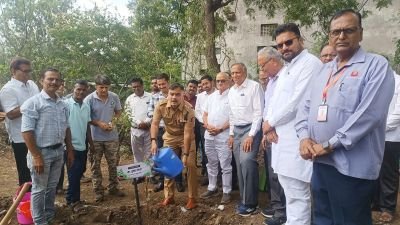 सुरज फाउंडेशनच्या नव कृष्णा व्हॅली स्कूलमध्ये 'मियावाकी' पद्धतीने वृक्षारोपण संपन्न!*

*जिल्हाधिकारी डॉ. मैनाक घोष आणि पोलीस अधीक्षक तुषार दोषी यांची प्रमुख उपस्थिती*

*सांगली, १६ जुलै २०२६:*

पर्यावरण संवर्धनाचा एक स्तुत्य उपक्रम म्हणून, सुरज फाउंडेशन संचलित नव कृष्णा व्हॅली स्कूल (NKVS) च्या एमआयडीसी कुपवाड येथील बोटॅनिकल गार्डनमध्ये आज भव्य वृक्षारोपण मोहीम राबवण्यात आली. जपानचे प्रसिद्ध वनस्पतीशास्त्रज्ञ *डॉ. अकिरा मियावाकी* यांच्या स्मरणार्थ आयोजित या विशेष सोहळ्यात, फुलपाखरांना आकर्षित करणाऱ्या आणि विविध प्रकारच्या फुलांच्या रोपांची मियावाकी तंत्रज्ञानाने लागवड करण्यात आली.

या कार्यक्रमाला सांगली जिल्ह्यातील अनेक वरिष्ठ शासकीय अधिकारी, उद्योजक आणि पर्यावरण प्रेमींनी उपस्थित राहून स्वतः वृक्षारोपण केले.

???? प्रमुख उपस्थिती आणि मान्यवर:

या पर्यावरण पूरक उपक्रमाला खालील मान्यवरांची प्रमुख उपस्थिती लाभली:

* *मा. डॉ. मैनाक घोष* (जिल्हाधिकारी, सांगली)
* *मा. श्री. तुषार दोषी* (पोलीस अधीक्षक, सांगली)
* *मा. श्री. राहुल भिंगारे* (प्रादेशिक अधिकारी, एमआयडीसी कुपवाड)
* *श्री. प्रवीण लुणकड* (संस्थापक विश्वस्त, सुरज फाउंडेशन)
* *श्री. सुहास वायंगणकर* (नेचर कन्सर्व्हेशन सोसायटी, सांगली)
* *आर्किटेक्ट श्री. प्रमोद चौगुले*
* *श्री. बजरंगभाऊ पाटील*
* *डॉ. हर्षद दिवेकर*
* *आयसीआयसीआय बँकेचे व्यवस्थापक:* श्री. हेमंत रायगुडे
* *प्रसिद्ध उद्योजक:* श्री. उज्ज्वल साठे, श्री. एस. आर. हेगडे, श्री. सी. वसंतकुमार आणि श्री. रवींद्र मुरजकर

याशिवाय सुरज फाउंडेशनचे पदाधिकारी, शाळेचे शिक्षक, शिक्षकेतर कर्मचारी, विद्यार्थी आणि पालक मोठ्या संख्येने उपस्थित होते.


???? कार्यक्रमाचे वैशिष्ट्य:

* *फुलपाखरू आणि फुलांची बाग (Butterfly & Floral Garden):* या मोहिमेअंतर्गत प्रामुख्याने जैवविविधता टिकवून ठेवण्यासाठी आणि फुलपाखरांचा अधिवास वाढवण्यासाठी उपयुक्त अशा वैशिष्ट्यपूर्ण फुलांच्या रोपांची निवड करण्यात आली.
* *मियावाकी पद्धतीचा वापर:* डॉ. अकिरा मियावाकी यांच्या घनदाट जंगल निर्मितीच्या तंत्रज्ञानाचा वापर करून ही लागवड करण्यात आली आहे, ज्यामुळे ही झाडे अत्यंत जलद गतीने वाढतील आणि औद्योगिक क्षेत्रात एक उत्तम 'ऑक्सिजन हब' तयार होईल.

जिल्हाधिकारी डॉ. मैनाक घोष आणि पोलीस अधीक्षक तुषार दोषी यांनी सुरज फाउंडेशनच्या या हरित उपक्रमाचे कौतुक केले व सांगली परिसराला पर्यावरणदृष्ट्या समृद्ध करण्यासाठी अशा मोहिमांची गरज असल्याचे प्रतिपादन केले.

सर्व उपस्थितांच्या उत्साही सहभागामुळे हा वृक्षारोपण सोहळा अत्यंत यशस्वीपणे पार पडला.