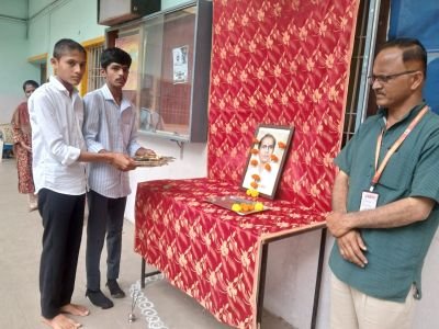 लोकशाहीर अण्णाभाऊ साठे पुण्यतिथी
आज दिनांक 18 जुलै 2026 रोजी नव कृष्णा व्हॅली स्कूल मराठी माध्यम मध्ये लोकशाहीर अण्णाभाऊ साठे पुण्यतिथी साजरी करण्यात आली. अण्णाभाऊ साठे यांच्या प्रतिमेचे पूजन इयत्ता नववीतील वाढदिवस असणारे विद्यार्थी श्रेयस देसाई व आदर्श पाटील यांच्या हस्ते करण्यात आले. इयत्ता पाचवीतील विद्यार्थी विराज हेगडे व ज्ञानेश्वर टिळे या  विद्यार्थ्यांनी  अण्णाभाऊ साठे यांच्या विषयी आपले मनोगत व्यक्त केले. शाळेतील सांस्कृतिक विभाग प्रमुख सौ.कविता म्हेत्रे मॅडम यांनी लोकशाहीर आण्णाभाऊ साठे यांच्या सामाजिक व सांस्कृतिक कार्याविषयी माहिती सांगितली. सदर कार्यक्रमासाठी शाळेचे मुख्याध्यापक श्री . *अधिकराव *पवार सर  यांनीही  आपल्या मनोगतामध्ये *लोकशाहीर आण्णाभाऊ साठे हे असे व्यक्तिमत्व आहे जे औपचारिक शिक्षण कमी असूनही अनौपचारिक शिक्षणातून त्यांनी जगाची माहिती  घेतली व त्यातूनच   जगप्रसिद्ध असे साहित्य निर्मिती त्यांनी केली, असे म्हणाले.या कार्यक्रमासाठी शाळेचे मुख्याध्यापक, सर्व शिक्षक , शिक्षकेतर कर्मचारी व सर्व विद्यार्थी उपस्थित होते.