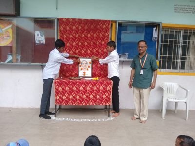 लोकशाहीर अण्णाभाऊ साठे पुण्यतिथी
आज दिनांक 18 जुलै 2026 रोजी नव कृष्णा व्हॅली स्कूल मराठी माध्यम मध्ये लोकशाहीर अण्णाभाऊ साठे पुण्यतिथी साजरी करण्यात आली. अण्णाभाऊ साठे यांच्या प्रतिमेचे पूजन इयत्ता नववीतील वाढदिवस असणारे विद्यार्थी श्रेयस देसाई व आदर्श पाटील यांच्या हस्ते करण्यात आले. इयत्ता पाचवीतील विद्यार्थी विराज हेगडे व ज्ञानेश्वर टिळे या  विद्यार्थ्यांनी  अण्णाभाऊ साठे यांच्या विषयी आपले मनोगत व्यक्त केले. शाळेतील सांस्कृतिक विभाग प्रमुख सौ.कविता म्हेत्रे मॅडम यांनी लोकशाहीर आण्णाभाऊ साठे यांच्या सामाजिक व सांस्कृतिक कार्याविषयी माहिती सांगितली. सदर कार्यक्रमासाठी शाळेचे मुख्याध्यापक श्री . *अधिकराव *पवार सर  यांनीही  आपल्या मनोगतामध्ये *लोकशाहीर आण्णाभाऊ साठे हे असे व्यक्तिमत्व आहे जे औपचारिक शिक्षण कमी असूनही अनौपचारिक शिक्षणातून त्यांनी जगाची माहिती  घेतली व त्यातूनच   जगप्रसिद्ध असे साहित्य निर्मिती त्यांनी केली, असे म्हणाले.या कार्यक्रमासाठी शाळेचे मुख्याध्यापक, सर्व शिक्षक , शिक्षकेतर कर्मचारी व सर्व विद्यार्थी उपस्थित होते.