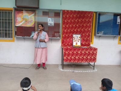 लोकशाहीर अण्णाभाऊ साठे पुण्यतिथी
आज दिनांक 18 जुलै 2026 रोजी नव कृष्णा व्हॅली स्कूल मराठी माध्यम मध्ये लोकशाहीर अण्णाभाऊ साठे पुण्यतिथी साजरी करण्यात आली. अण्णाभाऊ साठे यांच्या प्रतिमेचे पूजन इयत्ता नववीतील वाढदिवस असणारे विद्यार्थी श्रेयस देसाई व आदर्श पाटील यांच्या हस्ते करण्यात आले. इयत्ता पाचवीतील विद्यार्थी विराज हेगडे व ज्ञानेश्वर टिळे या  विद्यार्थ्यांनी  अण्णाभाऊ साठे यांच्या विषयी आपले मनोगत व्यक्त केले. शाळेतील सांस्कृतिक विभाग प्रमुख सौ.कविता म्हेत्रे मॅडम यांनी लोकशाहीर आण्णाभाऊ साठे यांच्या सामाजिक व सांस्कृतिक कार्याविषयी माहिती सांगितली. सदर कार्यक्रमासाठी शाळेचे मुख्याध्यापक श्री . *अधिकराव *पवार सर  यांनीही  आपल्या मनोगतामध्ये *लोकशाहीर आण्णाभाऊ साठे हे असे व्यक्तिमत्व आहे जे औपचारिक शिक्षण कमी असूनही अनौपचारिक शिक्षणातून त्यांनी जगाची माहिती  घेतली व त्यातूनच   जगप्रसिद्ध असे साहित्य निर्मिती त्यांनी केली, असे म्हणाले.या कार्यक्रमासाठी शाळेचे मुख्याध्यापक, सर्व शिक्षक , शिक्षकेतर कर्मचारी व सर्व विद्यार्थी उपस्थित होते.