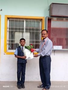 ????????नव कृष्णा व्हॅली स्कूल मराठी माध्यम मधील विद्यार्थ्यांचा स्केटिंगमध्ये विश्वविक्रम! ????????

दि.20/08/2026: नव कृष्णा  व्हॅली स्कूल मराठी माध्यम मध्ये शिकणाऱ्या इयत्ता पाचवीचा विद्यार्थी पृथ्वीराज आकाश कराळे याने स्केटिंग क्षेत्रात उल्लेखनीय कामगिरी करत विश्वविक्रमाची नोंद केली आहे.
पृथ्वीराज याने दुपारी १२ ते सायंकाळी ५ या सलग पाच तासांच्या कालावधीत नॉन-स्टॉप स्केटिंग करून आपल्या कौशल्याची आणि जिद्दीची शानदार प्रचिती दिली. त्याच्या या ऐतिहासिक कामगिरीची नोंद World Records Union, American Book of Records, Royal Hero Book of Records आणि Super Sports Records यांसारख्या विविध विक्रम नोंदणी संस्थांमध्ये करण्यात आली आहे.
या यशामुळे नव कृष्णा व्हॅली  स्कूलच्या शिरपेचात मानाचा तुरा खोवला गेला आहे. पृथ्वीराजच्या मेहनतीचे, चिकाटीचे आणि आत्मविश्वासाचे सर्वत्र कौतुक होत आहे. तसेच त्याच्या प्रशिक्षकाचेही कौतुक.शाळेचे मुख्याध्यापक, शिक्षक आणि विद्यार्थ्यांकडून त्याच्यावर अभिनंदनाचा वर्षाव होत आहे. त्याबद्दल शाळेचे मुख्याध्यापक श्री अधिकराव पवार सर सर्व शिक्षक व शिक्षकेतर कर्मचारी यांच्या वतीने पृथ्वीराज चे व त्याच्या पालकांचे हार्दिक हार्दिक अभिनंदन! ????????????????