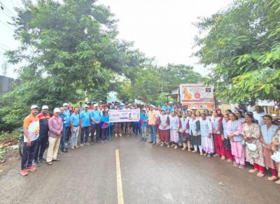 राष्ट्रीय क्रीडा दिन २०२६ उत्सव अहवाल

विषय: राष्ट्रीय क्रीडा दिन साजरा केल्याबद्दलचा पूर्तता अहवाल (२८ ते ३० ऑगस्ट २०२६)
१. मुख्य सारांशसूरज फाउंडेशनच्या नव कृष्णा व्हॅली स्कूल आणि ज्युनियर कॉलेज (सांगली) तसेच इतर केंद्रांमध्ये २८ ऑगस्ट ते ३० ऑगस्ट २०२६ या कालावधीत तीन दिवसीय राष्ट्रीय क्रीडा दिन उत्साहात साजरा करण्यात आला. हा कार्यक्रम भारत सरकार आणि भारतीय क्रीडा प्राधिकरण (SAI) यांच्या अधिकृत मार्गदर्शक तत्त्वांनुसार आयोजित केला होता. या उत्सवात स्थानिक समुदाय, क्रीडा अकादमी आणि शेजारील शाळांनी सहभाग घेतला. मात्र, आपल्या शाळेतील विद्यार्थी आणि पालकांची उपस्थिती आगामी काळात वाढवणे गरजेचे असल्याचे दिसून आले.

२. हॉकीचे जादुगार मेजर ध्यानचंद यांना आदरांजलीहा राष्ट्रीय क्रीडा दिन भारताचे महान हॉकी पटू मेजर ध्यानचंद यांच्या जन्मजयंती निमित्त आणि त्यांनी देशाच्या क्रीडा जगतात दिलेल्या अमूल्य योगदानाच्या स्मृतीप्रित्यर्थ साजरा केला जातो. कार्यक्रमाच्या पहिल्या दिवशी संस्थेच्या वतीने मेजर ध्यानचंद यांच्या प्रतिमेला पुष्पहार अर्पण करून विनम्र अभिवादन करण्यात आले.
३. तीन दिवसीय अधिकृत कार्यक्रम पत्रिका (शासकीय मार्गदर्शक तत्त्वांनुसार) भारत सरकारच्या 'फिट इंडिया मिशन'ने दिलेल्या अधिकृत तीन मुख्य स्तंभांवर (Tribute, Play, and Move) आधारित कार्यक्रमांचे आयोजन खालीलप्रमाणे करण्यात आले होते:
दिवस १ – २८ ऑगस्ट २०२६:
 'Tribute' (आदरांजली दिन)मेजर ध्यानचंद यांना आदरांजली आणि क्रीडा वारशाचे कौतुक.सर्व शिक्षक, कर्मचारी आणि खेळाडूंनी एकत्रितपणे घेतलेली अधिकृत 'फिट इंडिया प्रतिज्ञा' (Fit India Pledge).'२९ चॅलेंज' (29 Challenge) अंतर्गत शारीरिक क्षमता चाचण्यांचे आयोजन.

दिवस २ – २९ ऑगस्ट २०२६:

'Play' (खेळ दिन)सरकारच्या 