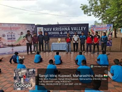 राष्ट्रीय क्रीडा दिन २०२६ उत्सव अहवाल

विषय: राष्ट्रीय क्रीडा दिन साजरा केल्याबद्दलचा पूर्तता अहवाल (२८ ते ३० ऑगस्ट २०२६)
१. मुख्य सारांशसूरज फाउंडेशनच्या नव कृष्णा व्हॅली स्कूल आणि ज्युनियर कॉलेज (सांगली) तसेच इतर केंद्रांमध्ये २८ ऑगस्ट ते ३० ऑगस्ट २०२६ या कालावधीत तीन दिवसीय राष्ट्रीय क्रीडा दिन उत्साहात साजरा करण्यात आला. हा कार्यक्रम भारत सरकार आणि भारतीय क्रीडा प्राधिकरण (SAI) यांच्या अधिकृत मार्गदर्शक तत्त्वांनुसार आयोजित केला होता. या उत्सवात स्थानिक समुदाय, क्रीडा अकादमी आणि शेजारील शाळांनी सहभाग घेतला. मात्र, आपल्या शाळेतील विद्यार्थी आणि पालकांची उपस्थिती आगामी काळात वाढवणे गरजेचे असल्याचे दिसून आले.

२. हॉकीचे जादुगार मेजर ध्यानचंद यांना आदरांजलीहा राष्ट्रीय क्रीडा दिन भारताचे महान हॉकी पटू मेजर ध्यानचंद यांच्या जन्मजयंती निमित्त आणि त्यांनी देशाच्या क्रीडा जगतात दिलेल्या अमूल्य योगदानाच्या स्मृतीप्रित्यर्थ साजरा केला जातो. कार्यक्रमाच्या पहिल्या दिवशी संस्थेच्या वतीने मेजर ध्यानचंद यांच्या प्रतिमेला पुष्पहार अर्पण करून विनम्र अभिवादन करण्यात आले.
३. तीन दिवसीय अधिकृत कार्यक्रम पत्रिका (शासकीय मार्गदर्शक तत्त्वांनुसार) भारत सरकारच्या 'फिट इंडिया मिशन'ने दिलेल्या अधिकृत तीन मुख्य स्तंभांवर (Tribute, Play, and Move) आधारित कार्यक्रमांचे आयोजन खालीलप्रमाणे करण्यात आले होते:
दिवस १ – २८ ऑगस्ट २०२६:
 'Tribute' (आदरांजली दिन)मेजर ध्यानचंद यांना आदरांजली आणि क्रीडा वारशाचे कौतुक.सर्व शिक्षक, कर्मचारी आणि खेळाडूंनी एकत्रितपणे घेतलेली अधिकृत 'फिट इंडिया प्रतिज्ञा' (Fit India Pledge).'२९ चॅलेंज' (29 Challenge) अंतर्गत शारीरिक क्षमता चाचण्यांचे आयोजन.

दिवस २ – २९ ऑगस्ट २०२६:

'Play' (खेळ दिन)सरकारच्या 