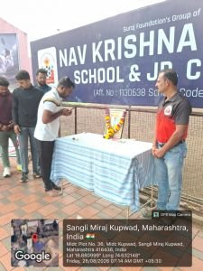 राष्ट्रीय क्रीडा दिन २०२६ उत्सव अहवाल

विषय: राष्ट्रीय क्रीडा दिन साजरा केल्याबद्दलचा पूर्तता अहवाल (२८ ते ३० ऑगस्ट २०२६)
१. मुख्य सारांशसूरज फाउंडेशनच्या नव कृष्णा व्हॅली स्कूल आणि ज्युनियर कॉलेज (सांगली) तसेच इतर केंद्रांमध्ये २८ ऑगस्ट ते ३० ऑगस्ट २०२६ या कालावधीत तीन दिवसीय राष्ट्रीय क्रीडा दिन उत्साहात साजरा करण्यात आला. हा कार्यक्रम भारत सरकार आणि भारतीय क्रीडा प्राधिकरण (SAI) यांच्या अधिकृत मार्गदर्शक तत्त्वांनुसार आयोजित केला होता. या उत्सवात स्थानिक समुदाय, क्रीडा अकादमी आणि शेजारील शाळांनी सहभाग घेतला. मात्र, आपल्या शाळेतील विद्यार्थी आणि पालकांची उपस्थिती आगामी काळात वाढवणे गरजेचे असल्याचे दिसून आले.

२. हॉकीचे जादुगार मेजर ध्यानचंद यांना आदरांजलीहा राष्ट्रीय क्रीडा दिन भारताचे महान हॉकी पटू मेजर ध्यानचंद यांच्या जन्मजयंती निमित्त आणि त्यांनी देशाच्या क्रीडा जगतात दिलेल्या अमूल्य योगदानाच्या स्मृतीप्रित्यर्थ साजरा केला जातो. कार्यक्रमाच्या पहिल्या दिवशी संस्थेच्या वतीने मेजर ध्यानचंद यांच्या प्रतिमेला पुष्पहार अर्पण करून विनम्र अभिवादन करण्यात आले.
३. तीन दिवसीय अधिकृत कार्यक्रम पत्रिका (शासकीय मार्गदर्शक तत्त्वांनुसार) भारत सरकारच्या 'फिट इंडिया मिशन'ने दिलेल्या अधिकृत तीन मुख्य स्तंभांवर (Tribute, Play, and Move) आधारित कार्यक्रमांचे आयोजन खालीलप्रमाणे करण्यात आले होते:
दिवस १ – २८ ऑगस्ट २०२६:
 'Tribute' (आदरांजली दिन)मेजर ध्यानचंद यांना आदरांजली आणि क्रीडा वारशाचे कौतुक.सर्व शिक्षक, कर्मचारी आणि खेळाडूंनी एकत्रितपणे घेतलेली अधिकृत 'फिट इंडिया प्रतिज्ञा' (Fit India Pledge).'२९ चॅलेंज' (29 Challenge) अंतर्गत शारीरिक क्षमता चाचण्यांचे आयोजन.

दिवस २ – २९ ऑगस्ट २०२६:

'Play' (खेळ दिन)सरकारच्या 
