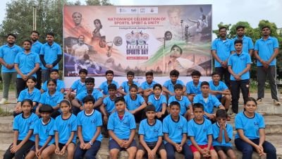 राष्ट्रीय क्रीडा दिन २०२६ उत्सव अहवाल

विषय: राष्ट्रीय क्रीडा दिन साजरा केल्याबद्दलचा पूर्तता अहवाल (२८ ते ३० ऑगस्ट २०२६)
१. मुख्य सारांशसूरज फाउंडेशनच्या नव कृष्णा व्हॅली स्कूल आणि ज्युनियर कॉलेज (सांगली) तसेच इतर केंद्रांमध्ये २८ ऑगस्ट ते ३० ऑगस्ट २०२६ या कालावधीत तीन दिवसीय राष्ट्रीय क्रीडा दिन उत्साहात साजरा करण्यात आला. हा कार्यक्रम भारत सरकार आणि भारतीय क्रीडा प्राधिकरण (SAI) यांच्या अधिकृत मार्गदर्शक तत्त्वांनुसार आयोजित केला होता. या उत्सवात स्थानिक समुदाय, क्रीडा अकादमी आणि शेजारील शाळांनी सहभाग घेतला. मात्र, आपल्या शाळेतील विद्यार्थी आणि पालकांची उपस्थिती आगामी काळात वाढवणे गरजेचे असल्याचे दिसून आले.

२. हॉकीचे जादुगार मेजर ध्यानचंद यांना आदरांजलीहा राष्ट्रीय क्रीडा दिन भारताचे महान हॉकी पटू मेजर ध्यानचंद यांच्या जन्मजयंती निमित्त आणि त्यांनी देशाच्या क्रीडा जगतात दिलेल्या अमूल्य योगदानाच्या स्मृतीप्रित्यर्थ साजरा केला जातो. कार्यक्रमाच्या पहिल्या दिवशी संस्थेच्या वतीने मेजर ध्यानचंद यांच्या प्रतिमेला पुष्पहार अर्पण करून विनम्र अभिवादन करण्यात आले.
३. तीन दिवसीय अधिकृत कार्यक्रम पत्रिका (शासकीय मार्गदर्शक तत्त्वांनुसार) भारत सरकारच्या 'फिट इंडिया मिशन'ने दिलेल्या अधिकृत तीन मुख्य स्तंभांवर (Tribute, Play, and Move) आधारित कार्यक्रमांचे आयोजन खालीलप्रमाणे करण्यात आले होते:
दिवस १ – २८ ऑगस्ट २०२६:
 'Tribute' (आदरांजली दिन)मेजर ध्यानचंद यांना आदरांजली आणि क्रीडा वारशाचे कौतुक.सर्व शिक्षक, कर्मचारी आणि खेळाडूंनी एकत्रितपणे घेतलेली अधिकृत 'फिट इंडिया प्रतिज्ञा' (Fit India Pledge).'२९ चॅलेंज' (29 Challenge) अंतर्गत शारीरिक क्षमता चाचण्यांचे आयोजन.

दिवस २ – २९ ऑगस्ट २०२६:

'Play' (खेळ दिन)सरकारच्या 