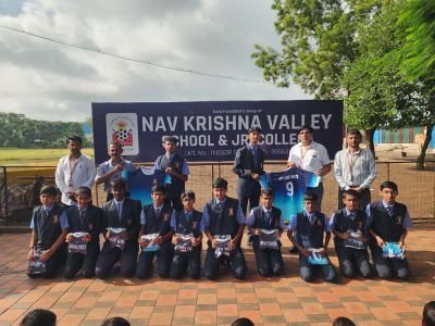 नव कृष्णा व्हॅली स्कूल, इंग्रजी माध्यमाच्या १५ वर्षांखालील मुलांच्या संघाने सांगली जिल्हास्तरीय सुब्रोतो फुटबॉल चषक स्पर्धेत प्रथम क्रमांक पटकावून विभागीय स्तरावरील सुब्रोतो फुटबॉल चषक स्पर्धेत उत्कृष्ट कामगिरी करत सहभाग नोंदविला.
या उल्लेखनीय कामगिरीबद्दल कै. एन . जी.कामत यांचे चिरंजीव मा. आनंद कामत, विभाग प्रमुख, कृष्णा व्हॅली ॲग्री क्लिनिक व ॲग्री बिझनेस ट्रेनिंग सेंटर यांच्या वतीने आमच्या १२ खेळाडूंना उत्कृष्ट दर्जाचे टी-शर्ट देऊन प्रोत्साहन देण्यात आले.
खेळाडूंना दिलेल्या या प्रोत्साहनाबद्दल सुरज फाउंडेशन, नव कृष्णा व्हॅली स्कूल व ज्युनिअर कॉलेजच्या वतीने मा. आनंद कामत यांचे मनःपूर्वक आभार

आपले असेच प्रेम, मार्गदर्शन आणि सहकार्य भविष्यातही आमच्या खेळाडूंना व संस्थेला लाभत राहो, हीच सदिच्छा.