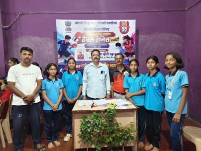 नव कृष्णा व्हॅली स्कूलने टेबल टेनिसमध्ये पटकावली चॅम्पियनशिप
१४ व १७ वर्षाखालील मुलींच्या गटात प्रथम क्रमांक; दोन्ही संघांची विभागीय स्पर्धेसाठी निवड
कुपवाड प्रतिनिधी : सांगली जिल्हा क्रीडा अधिकारी कार्यालय, सांगली व सांगली जिल्हा क्रीडा परिषद यांच्या संयुक्त विद्यमाने २३ सप्टेंबर २०२६ रोजी नव कृष्णा व्हॅली स्कूल, कुपवाड एमआयडीसी येथे १४, १७ व १९ वर्षाखालील मुलींच्या जिल्हास्तरीय शालेय टेबल टेनिस स्पर्धा उत्साहात पार पडल्या.
या स्पर्धेत नव कृष्णा व्हॅली स्कूल इंग्रजी माध्यमाच्या १४ व १७ वर्षाखालील मुलींच्या संघांनी प्रथम क्रमांक मिळवत आपल्या गटाची चॅम्पियनशिप पटकावली. या दमदार कामगिरीमुळे दोन्ही संघांची २७ सप्टेंबर २०२६ रोजी रत्नागिरी, डेरवण येथे होणाऱ्या विभागीय स्तरावरील टेबल टेनिस स्पर्धेसाठी निवड झाली आहे.
या यशामागे संस्थेचे मार्गदर्शन व क्रीडा विभागाची मेहनत महत्त्वाची ठरली. खेळाडूंना पुढील मान्यवरांचे मार्गदर्शन लाभले.
१. प्रवीण लुंकड — अध्यक्ष, सुरज फाउंडेशन
२. श्रीशैल मोटगी — सचिव, सुरज फाउंडेशन
३. प्रशांत चव्हाण — प्रभारी प्राचार्य, नव कृष्णा व्हॅली स्कूल इंग्रजी माध्यम
४. विनायक जोशी — स्पोर्ट्स इनचार्ज, सुरज स्पोर्ट्स अकॅडमी
५. सुशांत सूर्यवंशी — क्रीडा शिक्षक, नव कृष्णा व्हॅली स्कूल
६. सूर्यकांत कांबळे — टेबल टेनिस प्रशिक्षक, सुरज स्पोर्ट्स अकॅडमी
नव कृष्णा व्हॅली स्कूलच्या दोन्ही विजयी संघांच्या या उल्लेखनीय कामगिरीबद्दल सुरज फाउंडेशन व नव कृष्णा व्हॅली स्कूलच्या वतीने खेळाडूंचे अभिनंदन करण्यात आले. तसेच विभागीय स्तरावरही उत्कृष्ट कामगिरी करण्यासाठी दोन्ही संघांना शुभेच्छा देण्यात आल्या.