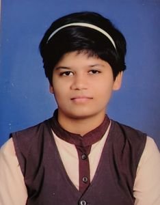 विभागीय बुद्धिबळ स्पर्धेत तृतीय क्रमांक मिळवत राज्यस्तरीय बुद्धिबळ स्पर्धेसाठी सारा मुल्लाची निवड
कुपवाड प्रतिनिधी : जिल्हा क्रीडा अधिकारी कार्यालय, सांगली व जिल्हा क्रीडा परिषद, सांगली यांच्या संयुक्त विद्यमाने कोल्हापूर विभागीय शालेय बुद्धिबळ क्रीडा स्पर्धा दिनांक १ ऑक्टोबर २०२६ रोजी कस्तुरबा वालचंद कॉलेज, सांगली येथे संपन्न झाल्या. या स्पर्धेत नव कृष्णा व्हॅली स्कूल इंग्रजी माध्यम ज्युनियर कॉलेजची इयत्ता अकरावीतील विद्यार्थिनी कुमारी सारा बशीर मुल्ला हिने उत्कृष्ट कामगिरी करत विभागीय स्पर्धेत तृतीय क्रमांक प्राप्त केला.
सारा मुल्ला हिने आपल्या बुद्धिबळ कौशल्याचे प्रभावी प्रदर्शन करत विभागीय स्तरावर तृतीय क्रमांक मिळविला. तिच्या या उल्लेखनीय कामगिरीमुळे दिनांक ८ ऑक्टोबर २०२६ रोजी नांदेड येथे होणाऱ्या राज्यस्तरीय शालेय बुद्धिबळ स्पर्धेसाठी तिची निवड झाली आहे.
सातत्यपूर्ण सराव, अथक परिश्रम, मेहनत आणि जिद्दीच्या जोरावर साराने हे यश संपादन केले आहे. तिच्या या यशामुळे नव कृष्णा व्हॅली स्कूल इंग्रजी माध्यमाच्या शिरपेचात आणखी एक मानाचा तुरा रोवला गेला आहे.
सारा मुल्लाला प्रवीण लुंकड अध्यक्ष सुरज फाउंडेशन; श्रीशैल मोटगी सचिव सुरज फाउंडेशन; प्रशांत चव्हाण  प्रभारी प्राचार्य नव कृष्णा व्हॅली स्कूल इंग्रजी माध्यम; विनायक जोशी स्पोर्टस इनचार्ज  सुरज स्पोर्ट्स अकॅडमी; सुशांत सूर्यवंशी, क्रीडा शिक्षक आणि अशरफ शेख, क्रीडा शिक्षक यांचे प्रोत्साहन व मार्गदर्शन लाभत आहे.
राज्यस्तरीय स्पर्धेसाठी निवड झाल्याबद्दल कुमारी सारा बशीर मुल्ला हिचे नव कृष्णा व्हॅली स्कूल व ज्युनियर कॉलेज परिवाराच्या वतीने हार्दिक अभिनंदन करण्यात आले असून, नांदेड येथे होणाऱ्या राज्यस्तरीय स्पर्धेसाठी तिला मनःपूर्वक शुभेच्छा देण्यात आल्या आहेत.