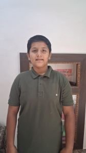 जिल्हास्तरीय शालेय कुस्ती स्पर्धेत आराध्या पडूळकरचा प्रथम क्रमांक; विभागीय स्पर्धेसाठी सातारा येथे निवड
कुपवाड प्रतिनिधी : जिल्हा क्रीडा अधिकारी कार्यालय, सांगली व जिल्हा परिषद, सांगली यांच्या संयुक्त विद्यमाने आयोजित जिल्हास्तरीय शालेय कुस्ती स्पर्धेत नव कृष्णा व्हॅली स्कूल इंग्लिश माध्यमची इयत्ता नववीची विद्यार्थिनी आराध्या पडूळकर हिने १७ वर्षांखालील ६५ किलो वजनी गटात प्रथम क्रमांक पटकाविला.
या उल्लेखनीय कामगिरीमुळे आराध्या पडूळकरची विभागीय स्तरावरील शालेय कुस्ती स्पर्धेसाठी सातारा येथे निवड झाली आहे.
आराध्याच्या या यशाबद्दल नव कृष्णा व्हॅली स्कूलच्या वतीने तिचे हार्दिक अभिनंदन करण्यात आले असून, विभागीय स्पर्धेसाठी तिला शुभेच्छा देण्यात आल्या.
संस्थेचे संस्थापक प्रवीण लुंकड अध्यक्ष  सुरज फाउंडेशन, श्रीशैल मोटगी सचिव सुरज फाउंडेशन प्रशांत चव्हाण प्रभारी प्राचार्य नव कृष्णा व्हॅली स्कूल इंग्रजी माध्यम, विनायक जोशी  स्पोर्ट्स इन्चार्ज सुरज स्पोर्ट्स अकॅडमी आणि सुशांत सूर्यवंशी, क्रीडा शिक्षक यांचे तिला प्रोत्साहन व मार्गदर्शन लाभले