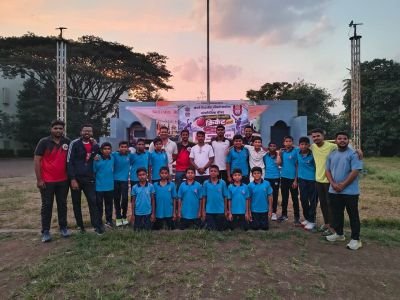 नव कृष्णा व्हॅली स्कूलचा क्रिकेटमध्ये तालुकास्तरीय विजेतेपदाचा मान
१४ वर्षांखालील मुलांच्या
 संघाची जिल्हास्तरीय शालेय क्रिकेट स्पर्धेसाठी निवड
कुपवाड प्रतिनिधी : जिल्हा क्रीडा कार्यालयाच्या मान्यतेने १४ वर्षांखालील मुलांच्या
 शालेय तालुकास्तरीय क्रिकेट स्पर्धेचे आयोजन ६ ऑक्टोबर २०२६ रोजी नव कृष्णा व्हॅली स्कूल, कुपवाड एमआयडीसी येथे करण्यात आले होते. या स्पर्धेत तालुक्यातील विविध शाळांचे संघ सहभागी झाले होते.
या स्पर्धेत नव कृष्णा व्हॅली स्कूल इंग्रजी माध्यमाच्या संघाने उत्कृष्ट खेळाचे प्रदर्शन करत प्रथम क्रमांक पटकावला. या शानदार कामगिरीमुळे नव कृष्णा व्हॅली स्कूलच्या संघाची जिल्हास्तरीय शालेय क्रिकेट स्पर्धेसाठी निवड झाली आहे.
संघातील खेळाडूंनी सातत्यपूर्ण सराव, शिस्तबद्ध खेळ आणि उत्कृष्ट सांघिक कामगिरीच्या जोरावर हे यश संपादन केले. खेळाडूंना नियमित सराव व मार्गदर्शन मिळाल्यामुळे संघाने स्पर्धेत प्रभावी कामगिरी करत विजेतेपद मिळविले.
या यशाचे श्रेय अनिकेत यमगर, क्रिकेट प्रशिक्षक यांच्या मार्गदर्शनाला जाते. तसेच प्रवीण लुंकड, अध्यक्ष, सुरज फाउंडेशन; श्रीशैल मोटगी, सचिव, सुरज फाउंडेशन; प्रशांत चव्हाण, प्रभारी प्राचार्य, नव कृष्णा व्हॅली स्कूल इंग्रजी माध्यम; विनायक जोशी, स्पोर्ट्स इनचार्ज, सुरज स्पोर्ट्स अकॅडमी; सुशांत सूर्यवंशी व अशरफ शेख, क्रीडा शिक्षक यांचे खेळाडूंना मार्गदर्शन व प्रोत्साहन लाभले.
नव कृष्णा व्हॅली स्कूलच्या १४ वर्षांखालील क्रिकेट संघाच्या या उल्लेखनीय यशाबद्दल संस्थेच्या वतीने खेळाडू व प्रशिक्षकांचे अभिनंदन करण्यात आले असून, आगामी जिल्हास्तरीय स्पर्धेसाठी संघाला शुभेच्छा देण्यात आल्या