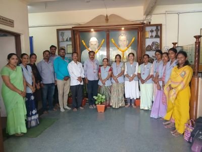 नव कृष्णा व्हॅली स्कूल मराठी माध्यम मध्ये पाणी वाचवा प्रभात फेरीचे आयोजन
????????????????????????????????
कै. सुरजमलजी लुंकड यांच्या 43 व्या पुण्यतिथीनिमित्त नव कृष्णा व्हॅली स्कूल मराठी माध्यम मध्ये  विविध सामाजिक उपक्रमांचे आयोजन करण्यात आले .
कै. सुरजमलजी लुंकड यांच्या प्रतिमेचे पूजन सुरज फाउंडेशन चे सचिव श्री.श्रीशैल मोटगी सर तसेच नव कृष्णा व्हॅली हॉस्टेल चे इन्चार्ज श्री. असिफ सर व प्रशालेचे मुख्याध्यापक श्री. अधिकराव पवार सर यांच्या हस्ते घेण्यात आले.
याप्रसंगी प्रशालेतील अभ्यास बालवाडी ते इयत्ता दहावी पर्यंतच्या हुशार व गरजू विद्यार्थ्यांना  शालोपयोगी वस्तूंचे वाटप करण्यात आले. संस्थेचे सचिव माननीय श्री. श्रीशैल मोटगी यांनी आपल्या मनोगतामध्ये कै. सुरजमलजी लुंकड यांचा खडतर प्रवास तसेच सुरज फाउंडेशनच्या 14 विद्यार्थ्यांपासून 2700 विद्यार्थ्यांपर्यंत झालेली यशस्वी वाटचाल याविषयी माहिती दिली. 
तसेच प्रशालेचे मुख्याध्यापक श्री. अधिकराव पवार सर यांनी सुरज फाउंडेशनची यशस्वी वाटचाल त्या पाठीमागचा इतिहास तसेच कुपवाड एमआयडीसीला मिळालेली ओळख ही लुंकड परिवाराच्या अपार कष्टातून मिळालेली आहे असे मनोगत व्यक्त केले.
????????????????????????????
यानिमित्ताने आज बामनोळी परिसरामध्ये प्रशालेतील विद्यार्थ्यांनी दुष्काळजन्य परिस्थितीच्या अनुषंगाने पाणी वाचवा जीवन वाचवा हा संदेश देत रॅलीचे आयोजन करण्यात आले होते. सदर रॅलीचा समारोप बामनोळी ग्रामपंचायतच्या परिसरामध्ये करण्यात आला. या ठिकाणी प्रशालेचे मुख्याध्यापक श्री. अधिकराव पवार सर यांनी सध्याच्या दुष्काळाच्या परिस्थितीमध्ये पाणी जपून वापरणे काळाची गरज बनलेली आहे. यावेळी त्यांनी 1972 च्या दुष्काळाच्या वेळेचा वाईट अनुभव ही विद्यार्थ्यांना सांगितला, 1972 च्या दुष्काळाचा अनुभव पुन्हा येऊ नये याकरता आज पासून सर्व विद्यार्थ्यांनी पाणी काटकसरीने वापरावे अशी प्रतिज्ञा केली.
त्यानंतर दत्तनगर परिसरातील मुलींच्या अनाथाश्रमामध्ये जाऊन तेथील विद्यार्थिनींना  शालोपयोगी साहित्य तसेच कोरडा खाऊ, देण्यात आला. यावेळी अनाथआश्रमातील विद्यार्थिनींच्या चेहऱ्यावरील उत्साह व आनंद दिसून आला. सदर कार्यक्रमास संस्थेचे सचिव श्रीशैल मोटगी, प्रशाला मुख्याध्यापक श्री. अधिकराव पवार सर, प्रशासकीय अधिकारी श्री. रघुनाथ सातपुते, होस्टेल विभाग प्रमुख श्री. असिफ मकानदार, सर्व शिक्षक शिक्षकेतर कर्मचारी व विद्यार्थी उपस्थित होते.