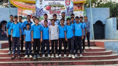 नव कृष्णा व्हॅली स्कूल मराठी माध्यमच्या विद्यार्थ्यांचे शालेय तालुकास्तरीय क्रिकेट स्पर्धेत  यश.

कुपवाड प्रतिनिधी : सांगली जिल्हा क्रीडा अधिकारी कार्यालय आणि सांगली जिल्हा क्रीडा परिषद यांच्या संयुक्त विद्यमाने दिनांक ११ ऑक्टोबर २०२६ रोजी नव कृष्णा व्हॅली स्कूल, कुपवाड एमआयडीसी येथे आयोजित करण्यात आलेल्या १७ वर्षांखालील तालुकास्तरीय शालेय क्रिकेट स्पर्धेत नव कृष्णा व्हॅली स्कूल मराठी माध्यमच्या विद्यार्थ्यांनी घवघवीत यश संपादन करत द्वितीय क्रमांक पटकावला.
या स्पर्धेत शाळेच्या क्रिकेट संघाने उत्कृष्ट खेळाचे प्रदर्शन करत सांघिक भावना, शिस्त आणि जिद्दीच्या जोरावर आपली वेगळी छाप पाडली. खेळाडूंनी दाखविलेल्या कौशल्यपूर्ण कामगिरीमुळे शाळेच्या क्रीडा क्षेत्रातील यशात आणखी एका मानाचा तुरा रोवला गेला.
संघाचे क्रिकेट प्रशिक्षक अनिकेत यमगर यांनी विद्यार्थ्यांचा नियमित सराव घेऊन त्यांना तांत्रिक कौशल्ये आणि सामन्यातील रणनीती याबाबत योग्य मार्गदर्शन केले. त्यांच्या नियोजनबद्ध प्रशिक्षणामुळे विद्यार्थ्यांना स्पर्धेत उत्कृष्ट कामगिरी करण्यास मदत झाली.
या यशाबद्दल सुरज फाउंडेशनचे  प्रवीण लुंकड अध्यक्ष सुरज फाउंडेशन, श्रीशैल मोटगी सचिव सुरज फाउंडेशन,
अधिकराव पवार प्राचार्य नव कृष्णा व्हॅली स्कूल मराठी माध्यम,विनायक जोशी
  स्पोर्ट्स इनचार्ज  आणि  यश माळी क्रीडा शिक्षक यांनी यशस्वी खेळाडूंचे अभिनंदन केले आणि त्यांना पुढील वाटचालीसाठी शुभेच्छा दिल्या.
संस्थेच्या प्रोत्साहनामुळे आणि प्रशिक्षकांच्या मार्गदर्शनामुळे विद्यार्थ्यांना क्रीडा क्षेत्रात आपले कौशल्य सिद्ध करण्याची संधी मिळत आहे.
